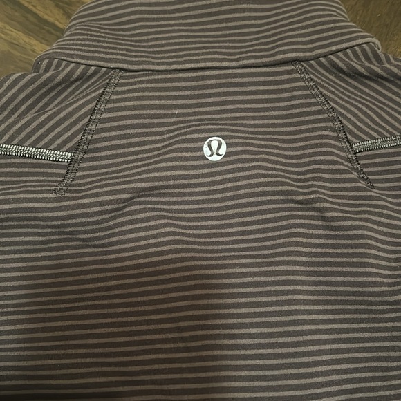 Men’s Lululemon long-sleeved half-zip shirt with side zipper pocket - Picture 2 of 4